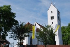 Kirche St. Markus mit Fahnen